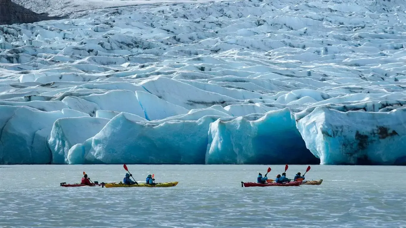 Kayak en el Lago Grey