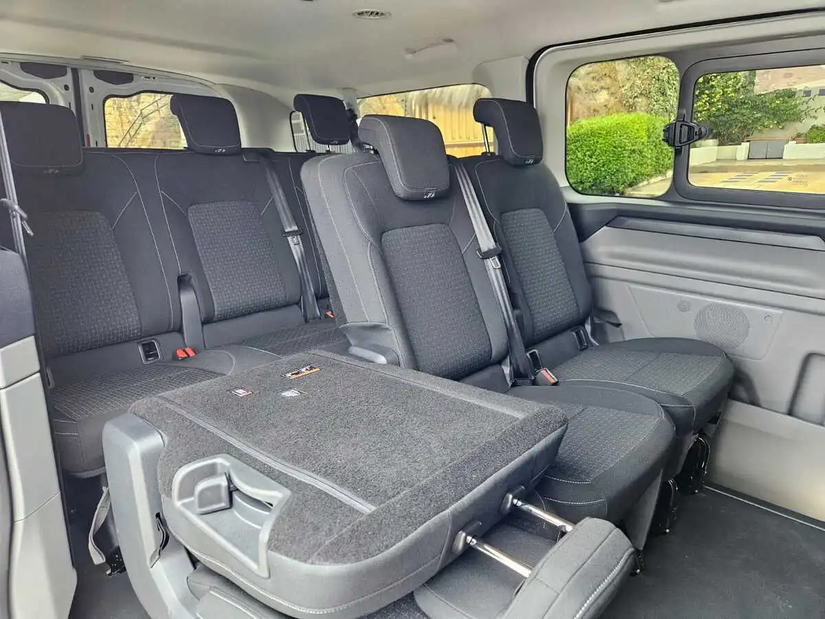 Asientos traseros flexibles y espacio para equipaje en la van del traslado Valparaíso-Santiago