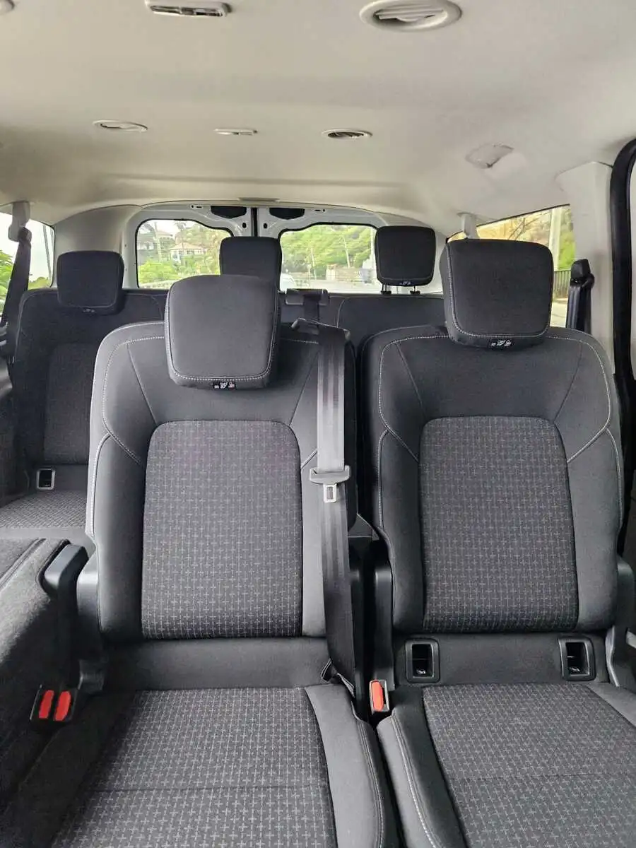 Cómodos asientos de pasajeros dentro de la van del traslado privado Valparaíso-Santiago