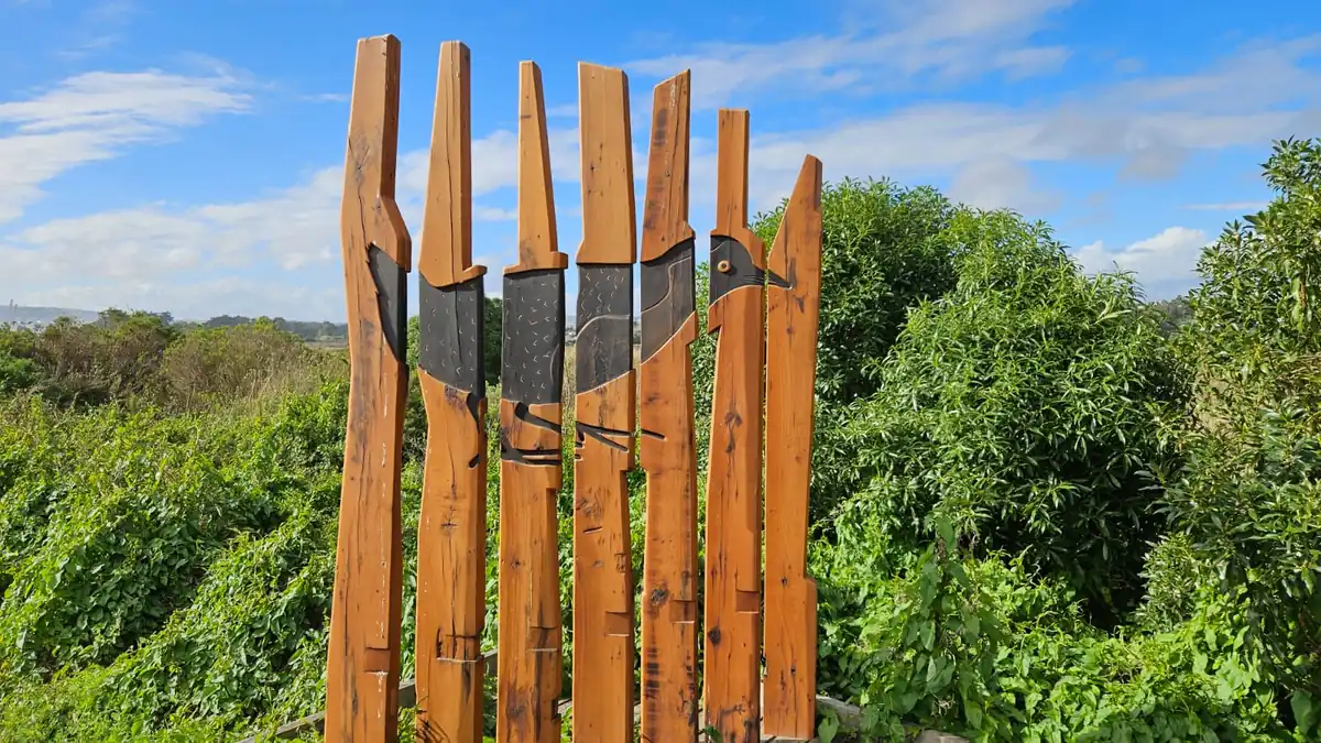 Wooden bird sculpture marking a lookout point in the Río Maipo Wetland