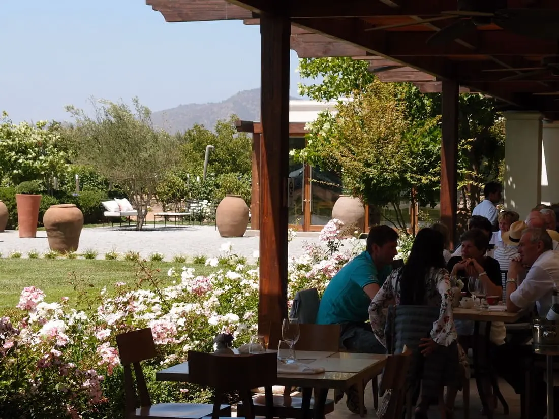 Terraza y jardines de la viña Casas del Bosque en el Valle de Casablanca