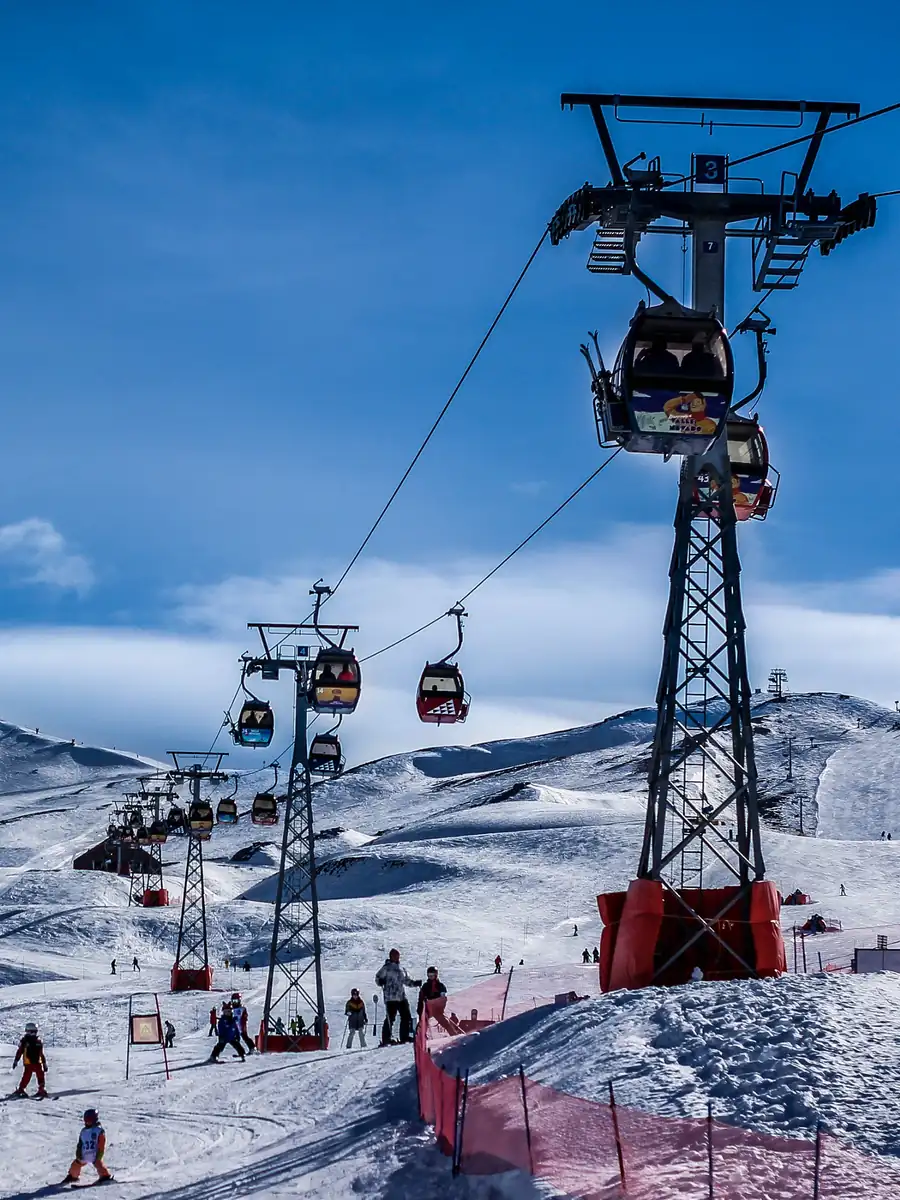 Góndola sobre las pistas nevadas de Valle Nevado cerca de Santiago