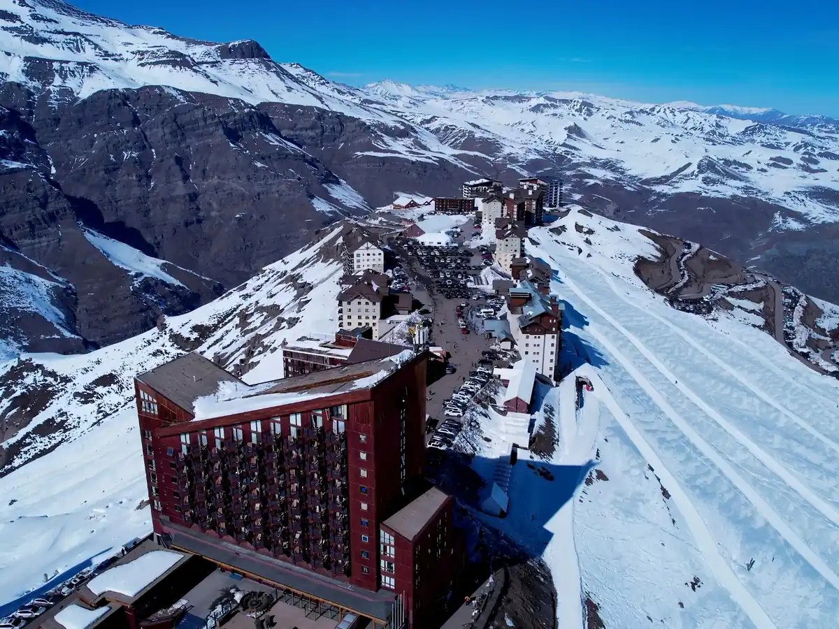 Edificios de Valle Nevado rodeados de nieve en los Andes