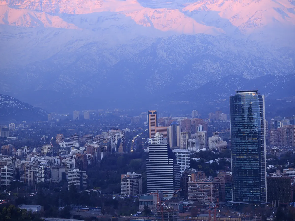 Los Andes nevados sobre Santiago en invierno