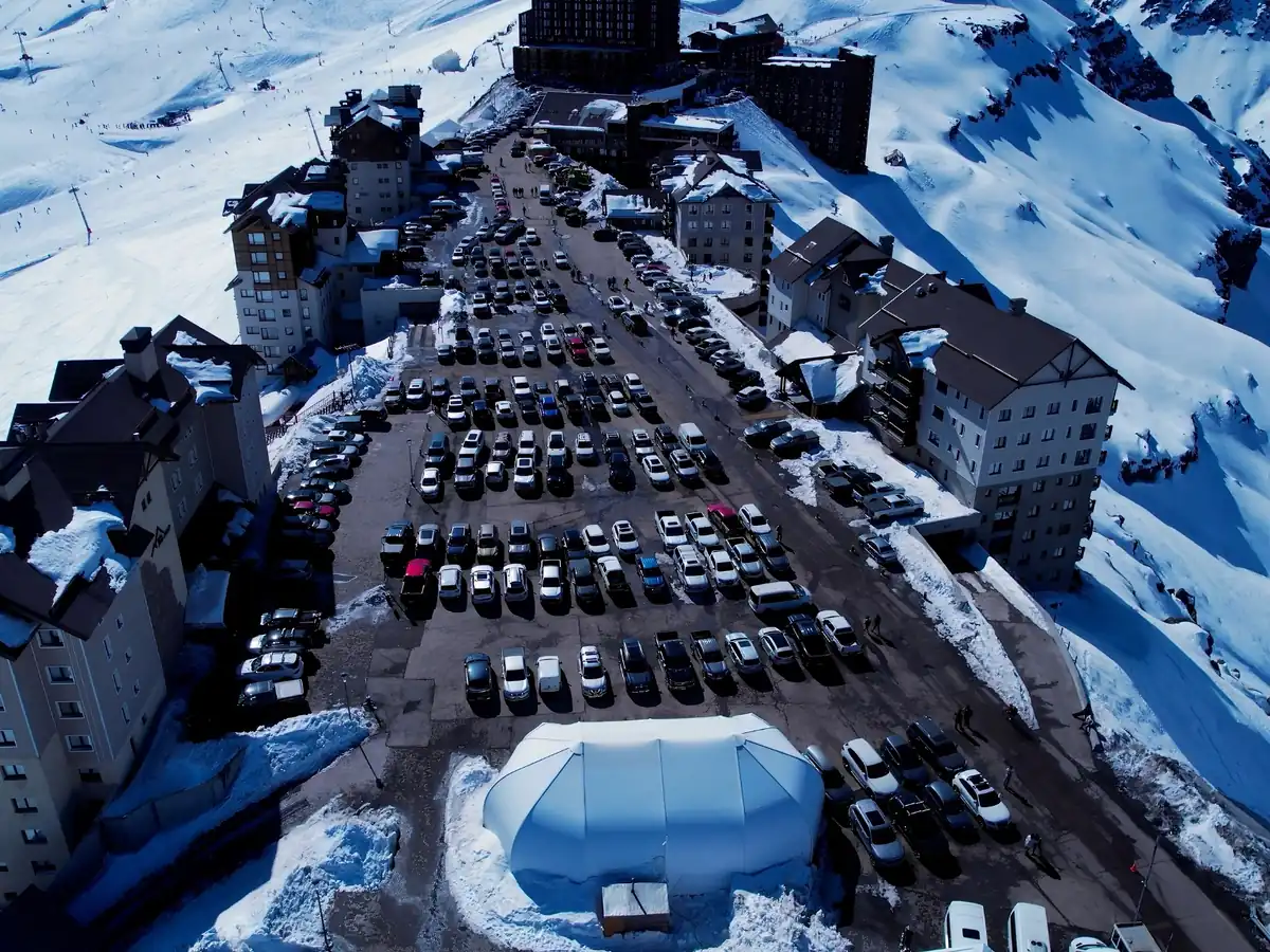 Vista aérea del centro de ski Valle Nevado en invierno