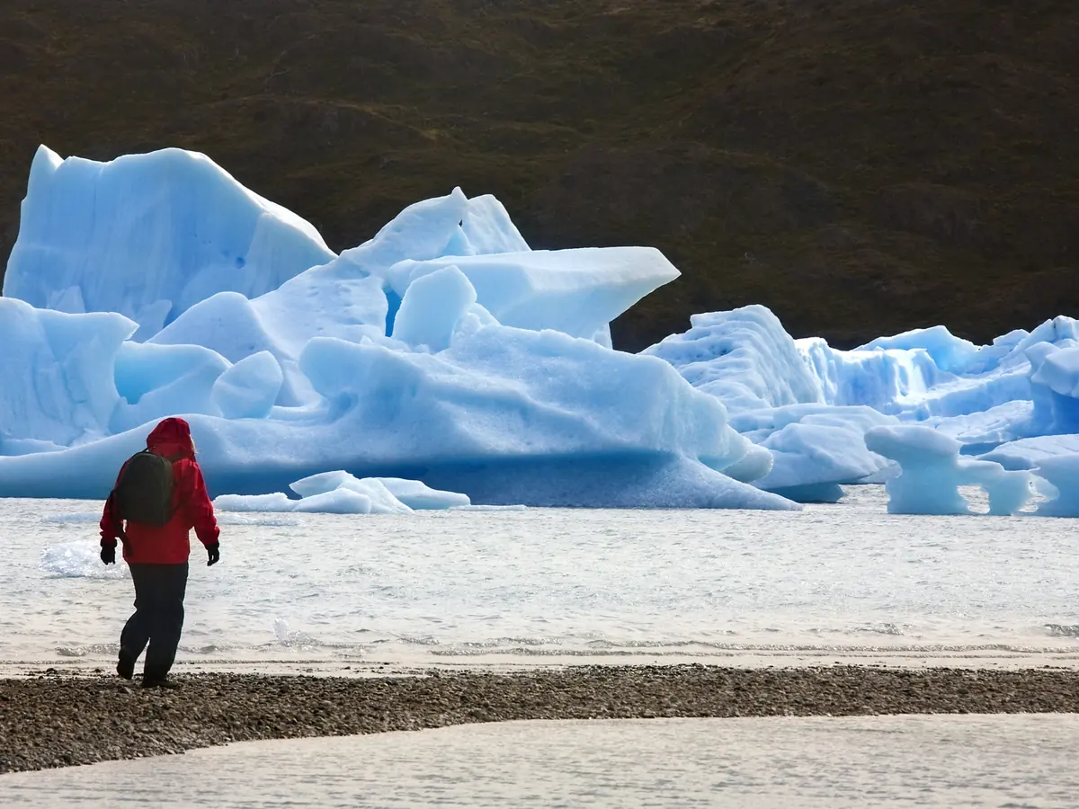Icebergs glaciais no lago Grey fotografados durante um tour fotográfico em Torres del Paine