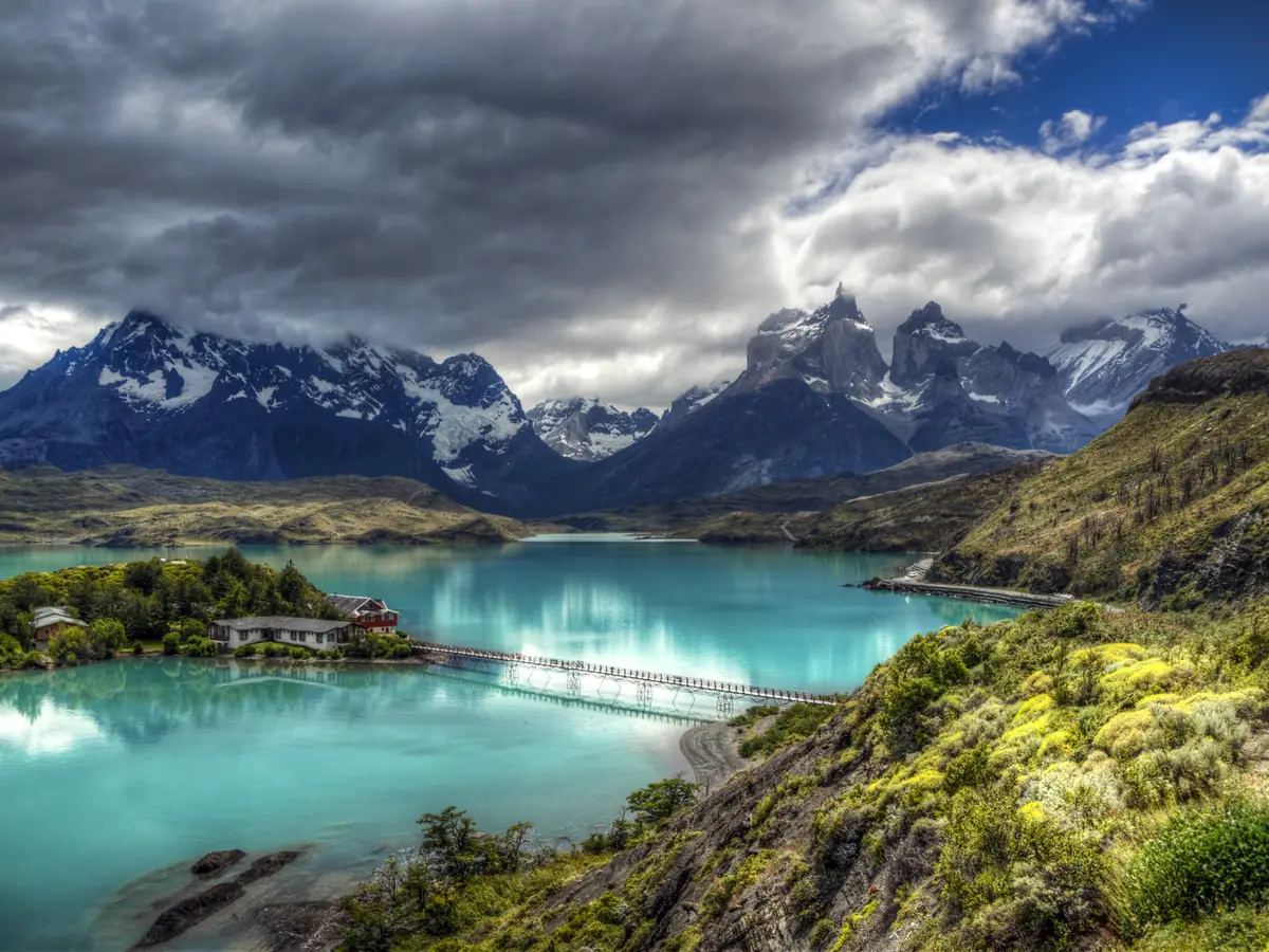 Mirante do lago Pehoé com águas turquesa e os Cuernos del Paine, Patagônia