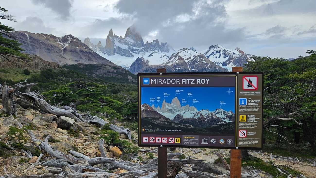 Mirador Fitz Roy sign with the Fitz Roy massif behind, Los Glaciares