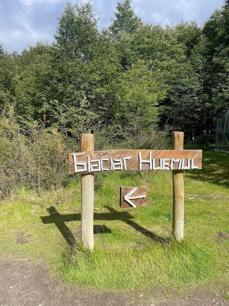 Hand-carved Glaciar Huemul trail sign at Lago del Desierto