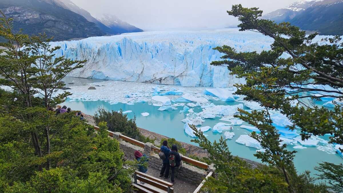 Travelers on the boardwalks in front of Perito Moreno Glacier and icebergs