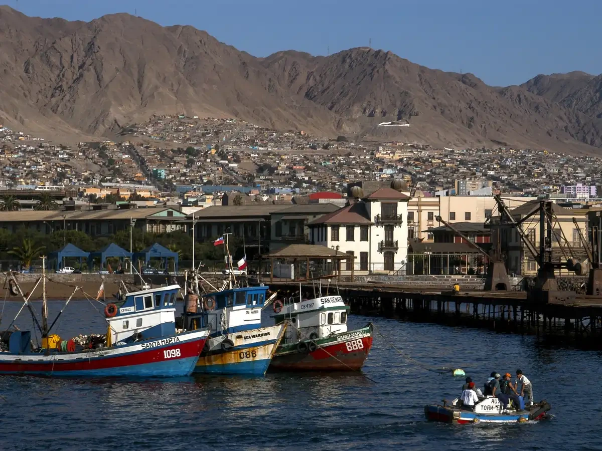 Barcos de pesca na orla de Antofagasta, ponto de partida do transfer para San Pedro de Atacama