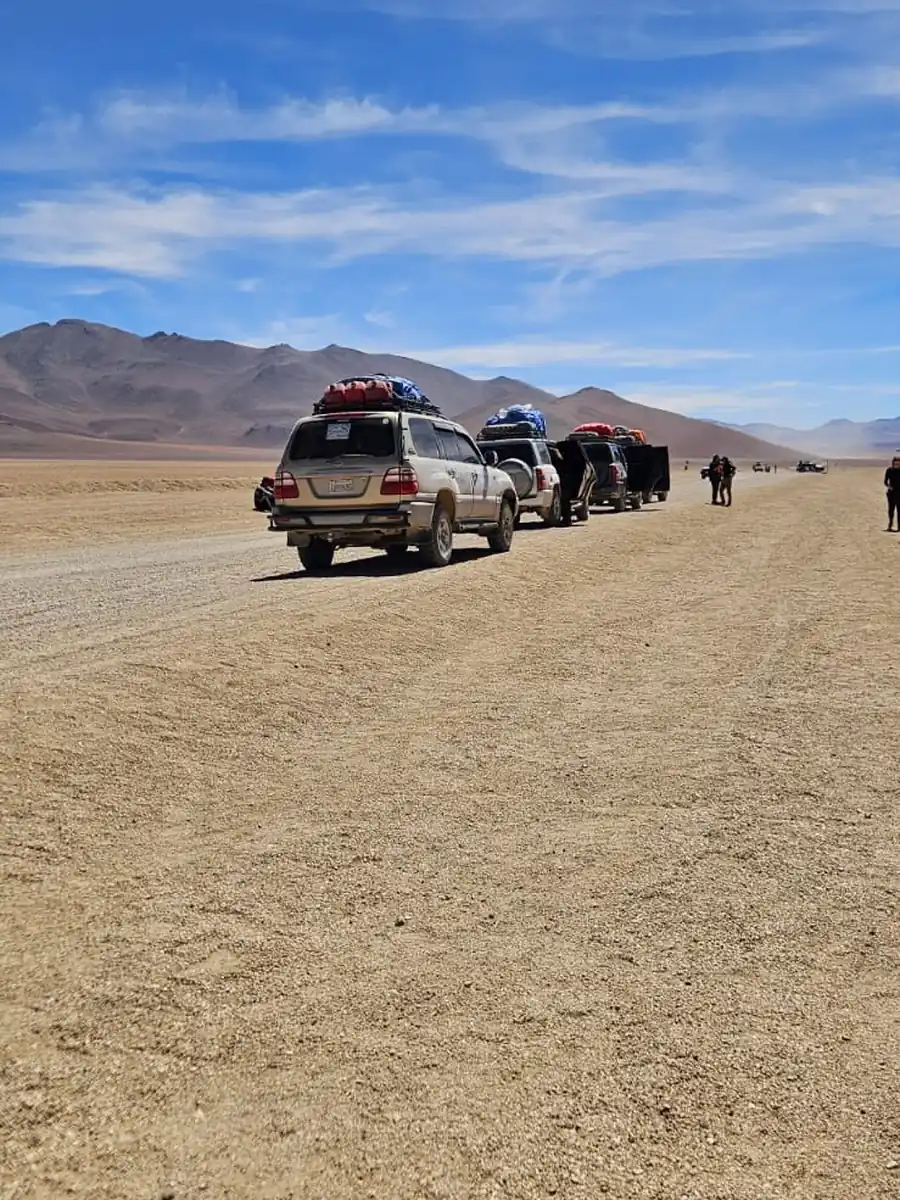 Veículos 4x4 com bagagem em uma estrada de altitude no sudoeste da Bolívia