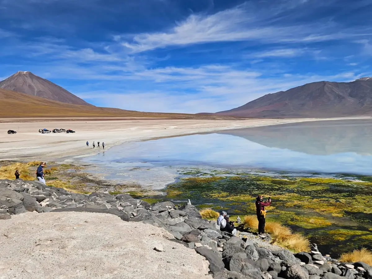 Laguna Blanca e o vulcão Licancabur na rota por Hito Cajón