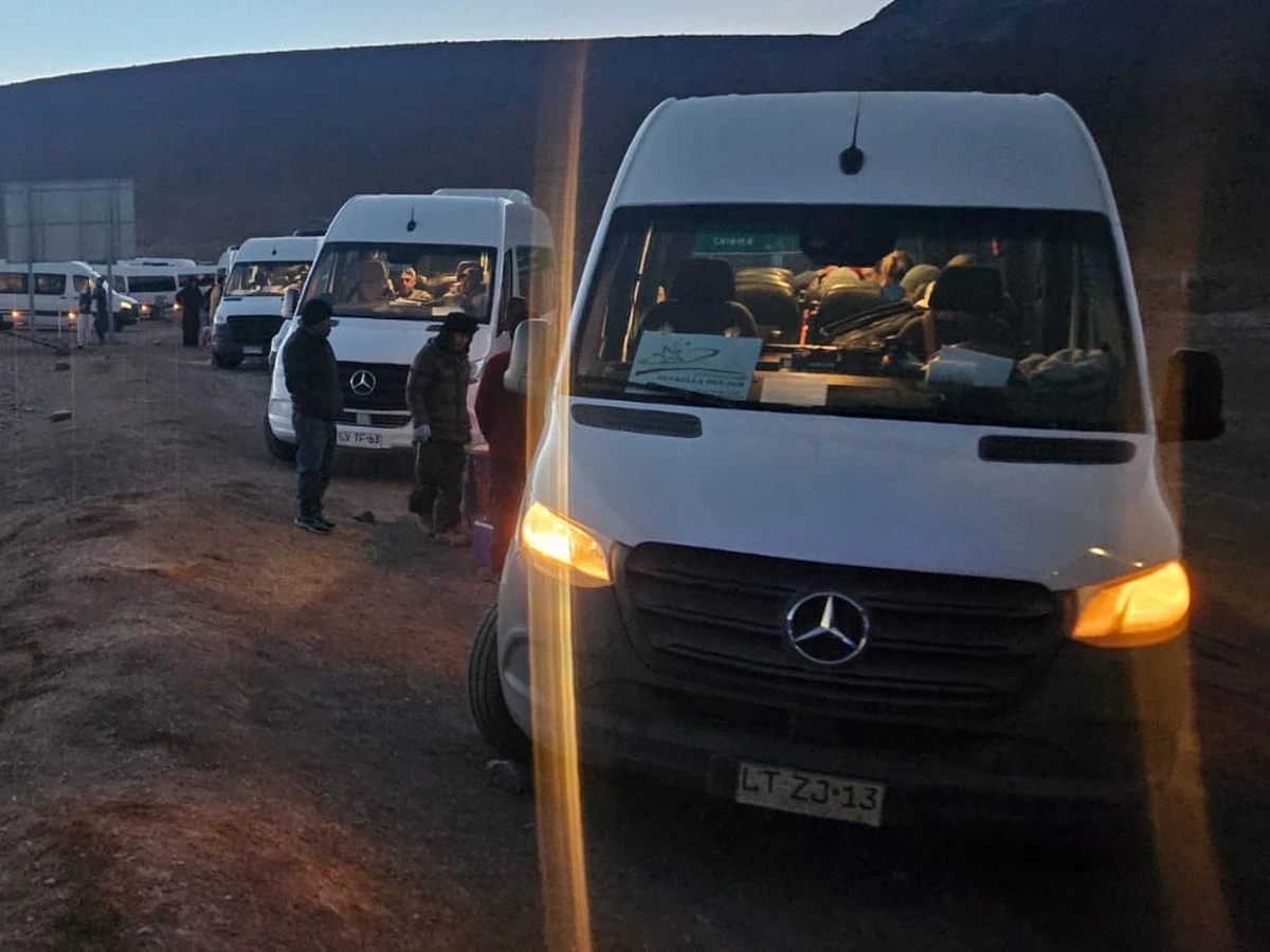 Vans de passageiros ao amanhecer na rota de altitude rumo à fronteira com a Bolívia