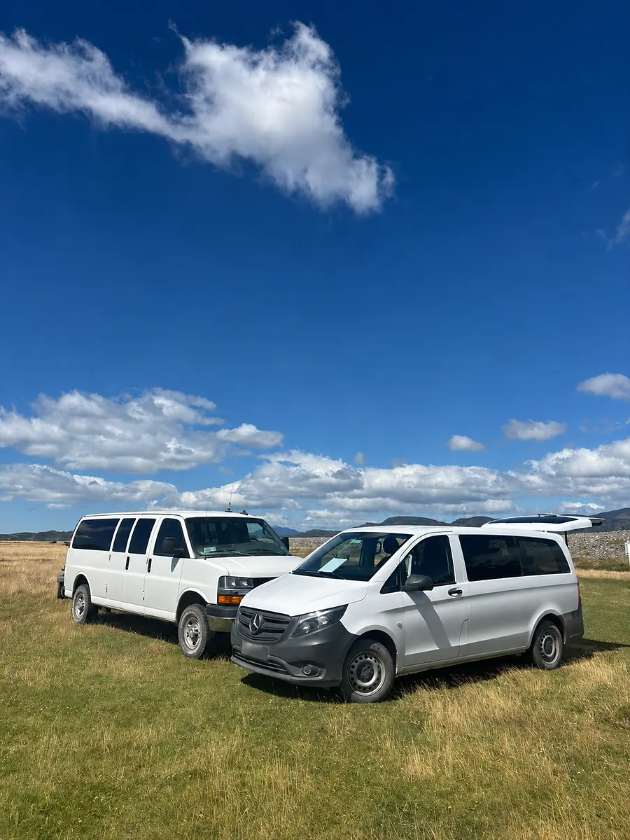 Vans do serviço de transporte privativo em uma estrada patagônica